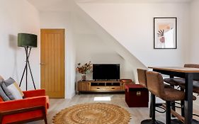 Modern 1 Bed Seaside Apartment